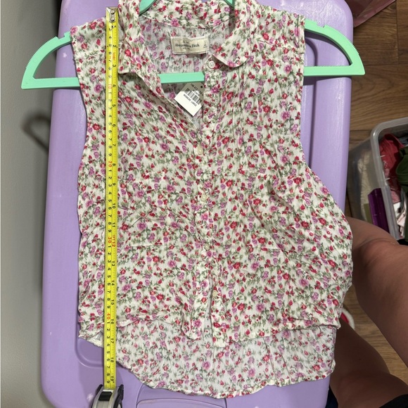BNWT - A&F floral button up top - Picture 8 of 9